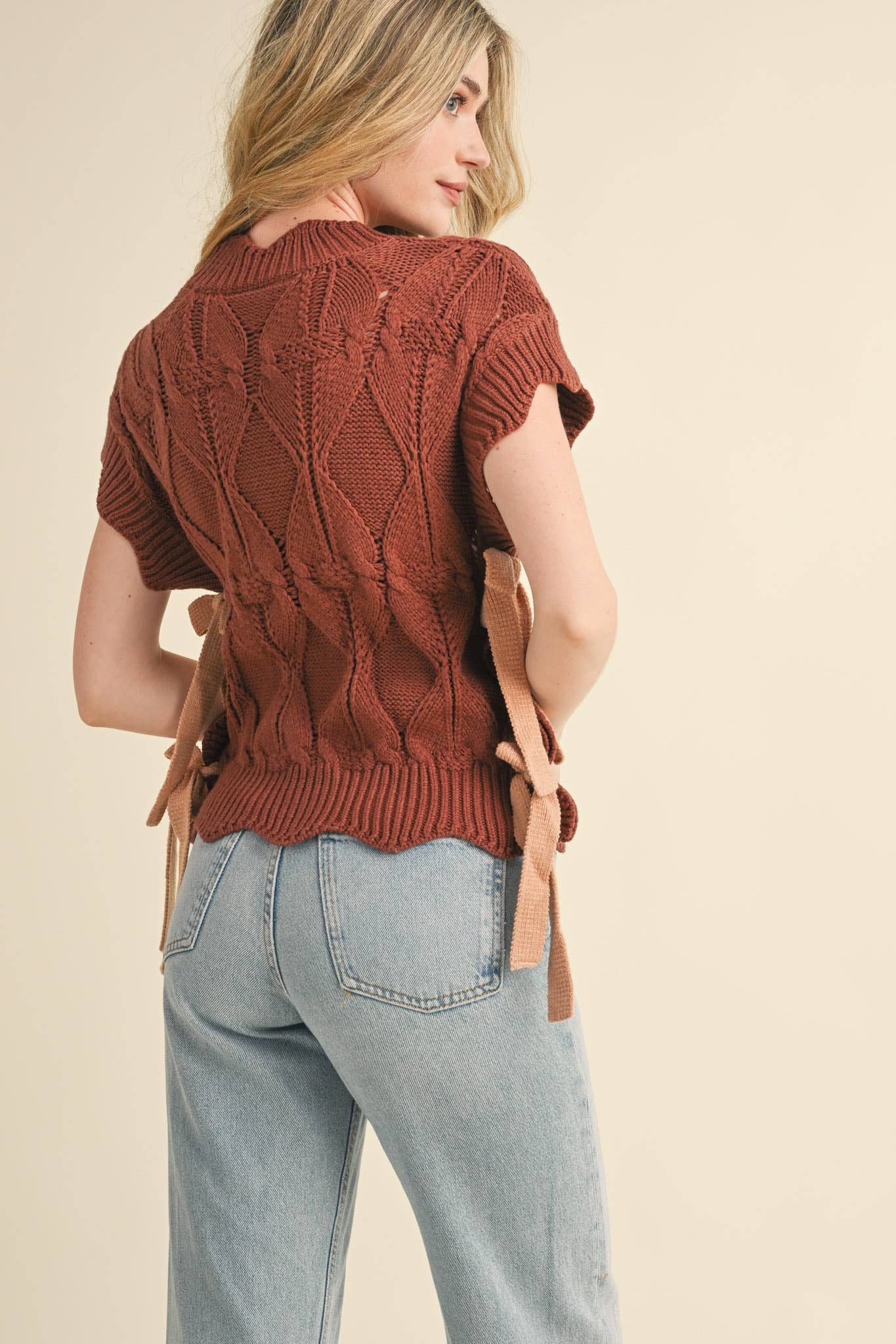 MOCK NECK CROPPED SWEATER VEST MSW2133: Cool Taupe / S